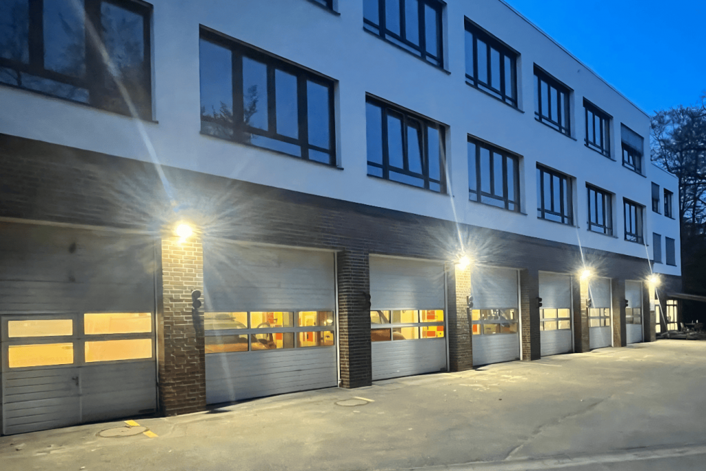 Rettungswache in Reinbek, Halle mit Toren